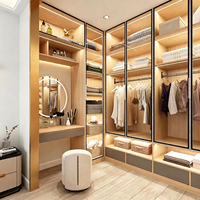 Système de dressing moderne de luxe avec cadre en aluminium noir, porte en verre et éclairage LED, armoire de chambre personnalisée