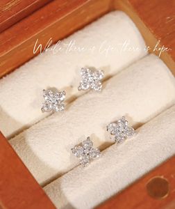 ต่างหูเพชรแท้ 0.4 กะรัต รูปใบโคลเวอร์สี่แฉก ดีไซน์ดอกไม้คลาสสิก สำหรับงานปาร์ตี้ ยี่ห้อซินฟลาย รุ่นออริจินัล ทอง 18K - Product Image 3