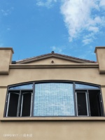 Ventanas de Aluminio Arqueadas Personalizadas, Abatibles Verticalmente hacia Afuera, con Aislamiento Térmico para Hotel o Villa