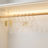 Personalisierte Marken-Kleiderbügel aus Echtem Lucite-Kristall, 38*1,5cm, Trendiger Stil mit Elegantem Goldhaken für Brautmodengeschäfte