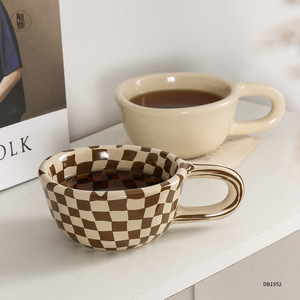 Mug en céramique à carreaux personnalisé avec poignée, tasse réutilisable pour cadeaux - Product Image 3