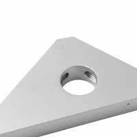 Plaque de positionnement triangulaire en aluminium usinée sur mesure par CNC avec trou central pour l'automatisation
