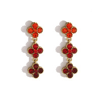 Boucles d'oreilles tendance classiques chic et luxueuses en acier inoxydable plaqué or sous vide, design trèfle avec longs pompons et accents en zircon