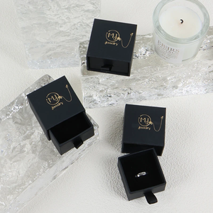 กล่องใส่แหวนกระดาษแข็งสีดำขนาดเล็ก 5*5*<span class=keywords><strong>3</strong></span>.5 ซม. แบบพับได้ ลายนูน  สำหรับขายส่ง - Product Image 1