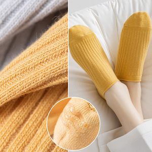Chaussettes courtes pour femmes, très vendues, respirantes, colorées, en coton peigné, avec bande antidérapante à la semelle - Product Image 5