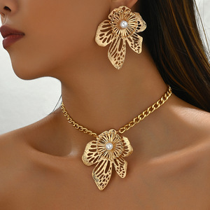 2025 New Wholesale High Quality Gold Toned Alloy Women's Vintage Floral Statement <b>Necklace</b> <b>Earrings</b> <b>Set</b> <b>Pearl</b> Accent Gift - Product Image 3
