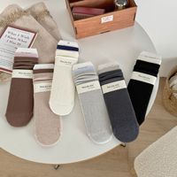 Les chaussettes mi-mollet à double côtes et à blocs de couleur sans couture pour l'automne et l'hiver sont polyvalentes et faciles à porter
