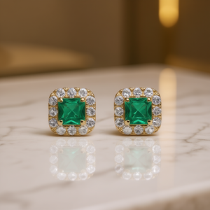 Orecchini di Lusso in Oro 18K con Smeraldi, Diamanti Taglio Principessa e Halo Geometrico, Gioielli Raffinati da Sposa per Donna - Product Image 2