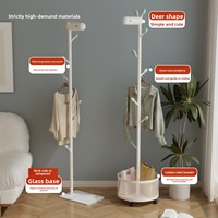 Porte-vêtements sur pied mobile au design mignon pour chambre à coucher avec panier à linge, motif tête de cerf pour couloir