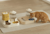 Tempat Makan Hewan Peliharaan Anti-Selip Laris Manis - Mangkuk Plastik PP Otomatis 2-in-1 untuk Anjing & Kucing