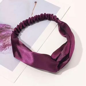 Accessoires pour femmes : Bandeaux élastiques en satin couleur unie, doux et absorbants - Product Image 4