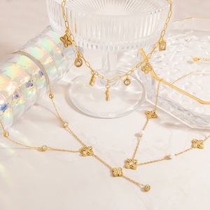 Collier pendentif fleur en acier inoxydable couleur or 18 carats, chaîne de clavicule, bijoux de fête avec motif trèfle à quatre feuilles - Product Image 1