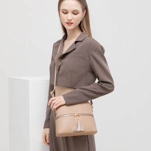 Bolsos de Mensajero de PU para mujer, bolso duro cruzado vintage, nuevo bolso cruzado de diseñador para mujer con borla - Product Image 3