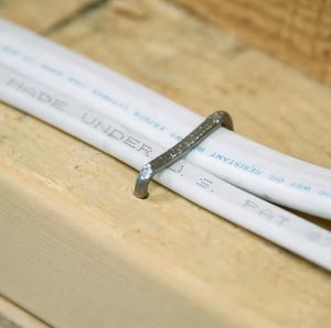 Clavos Comunes de Acero al Carbono Aislados de Metal de 1/2 Pulgada con Punta Afilada para Fijar Cables y Superficies de Madera - Product Image 4