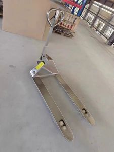 Transpaleta Hidráulica Manual de Acero Inoxidable 304, Capacidad de 2 Toneladas, Ancho de Horquilla de 550 mm/685 mm, Ruedas de PU/Nailon Anticorrosión y Resistentes al Óxido - Product Image 3