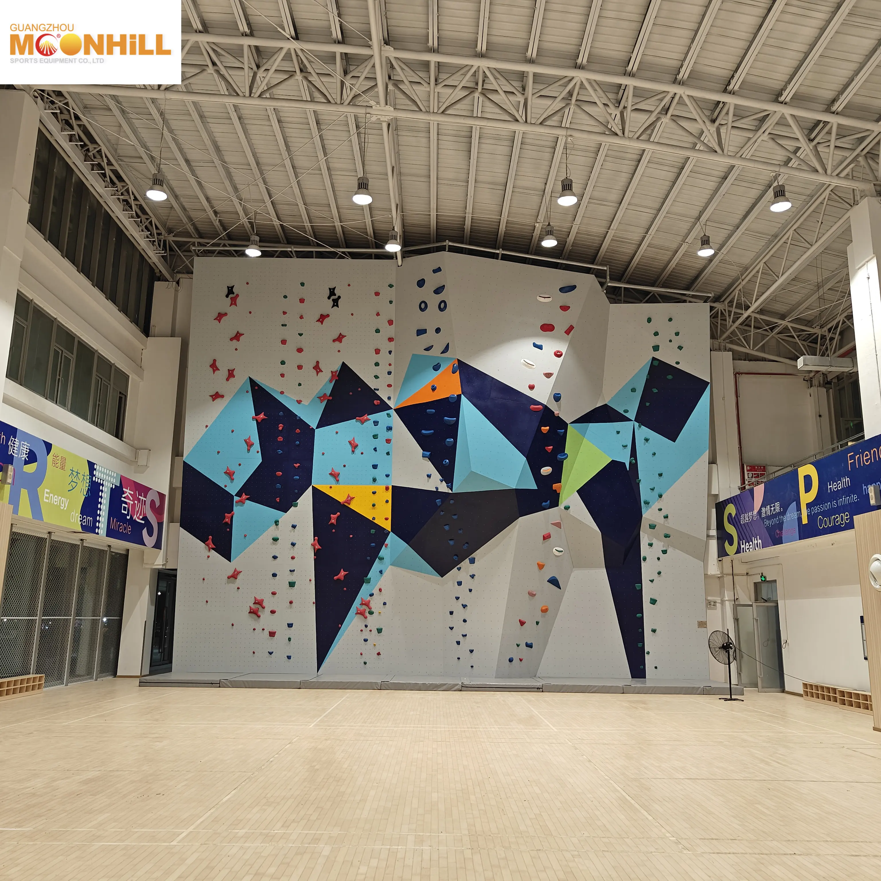 Experimente la emoción de la escala con nuestro innovador diseño de pared de escalada
