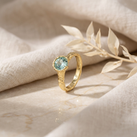 ZG Trendiger Ring mit gehämmerter Textur, rundem blauem Zirkonia im Lünettenfassung, aus vergoldetem Kupfer, Statement-Geschenk
