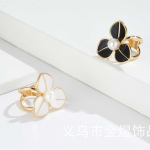 Hebilla de aleación con perlas y diseño floral, chapada en negro y blanco, para prendas de vestir, primavera 2024 - Product Image 1