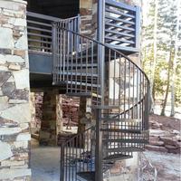 Escalier en spirale extérieur sur mesure pour la zone de piscine avec structure en aluminium et design gain de place