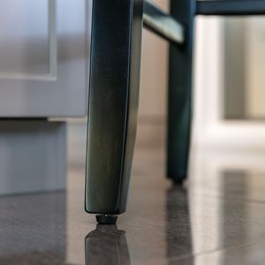 DB Contemporary Wing-Back Taburetes de Bar Terciopelo Tapizado Botón Tufted Decoración Patas de madera; Chrome Nailhead Designed Farmhouse - Product Image 6