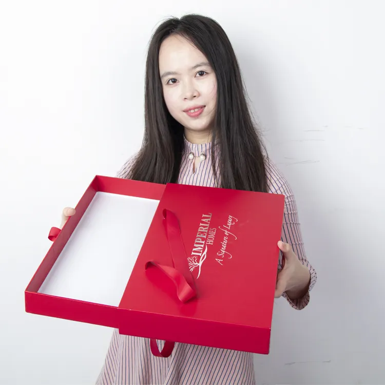 Guangzhou tedarikçisi OEM CMYK baskı Logo gümüş sıcak damgalama şerit kolu çekmece kağıt hediye kutusu