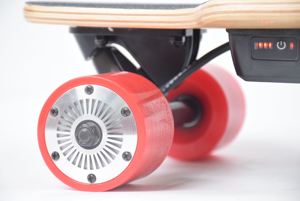 Skateboard Elettrico Professionale Portatile, Longboard Elettrico a Quattro Ruote all'Ingrosso, Skateboard con Tavola Traforata - Product Image 5