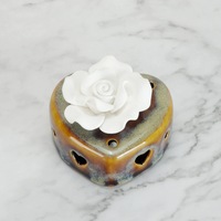 Diffuseur d'huiles essentielles en céramique naturelle pour la décoration de la maison, avec fleur faite à la main