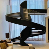 Escalier compact en acier et bois à arc courbé pour petit appartement, utilisation intérieure, design durable