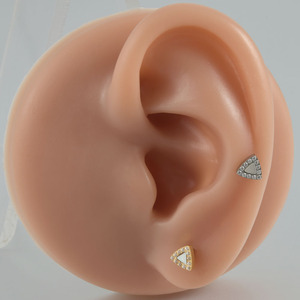 Pendiente de titanio F136 G23 con incrustaciones triangulares exquisitas de circonita redonda, rosca interna y base plana, para <span class=keywords><strong>piercing</strong></span> de <span class=keywords><strong>labio</strong></span>, joyería de moda. - Product Image 2