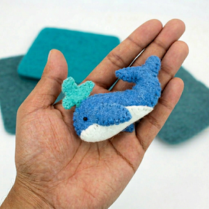 Broche de Fieltro de Lana Hecho a Mano con Forma de Ballena Azul y Blanca para Decoración Infantil - Product Image 1