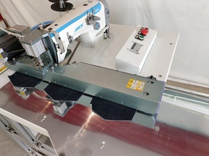Máquina de coser industrial automática programable de pespunte recto para dobladillos de bolsillos de jeans, de cama plana, con motor de alta velocidad - Product Image 6
