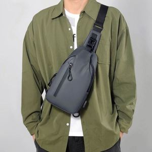 Bolso Bandolera Unisex Casual de Moda, Nuevo Diseño, de PU Impermeable, con Correa Cruzada y Cierre USB, Color Sólido - Product Image 3