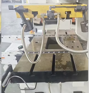 Soluciones de moldeo industrial de precisión Sujetador de alta resistencia personalizado Moldes de fundición a presión para tuercas Pernos Perno Tuerca Dicaster - Product Image 6
