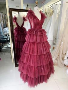 Robe de bal en tulle brillant sans manches avec dos en V profond et volants robe de bal romantique vente directe en gros Bourgogne Royal - Product Image 3
