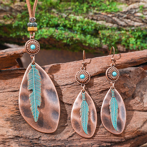 Ensemble de bijoux bohèmes en plumes, collier et boucles d'oreilles en cuivre et turquoise, mode féminine pour les fêtes - Product Image 1
