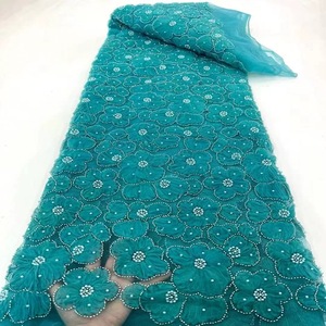 Magnifique et élégante robe de mariée blanche en dentelle avec fleurs 3D et bourgeons perlés, tissu en soie, dentelle de mariée - Product Image 2