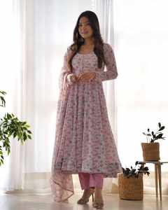 Ensemble Anarkali en mousseline à imprimé floral avec dupatta pour femmes, conçu avec une touche moderne, idéal pour les tenues de soirée et les célébrations festives - Product Image 1