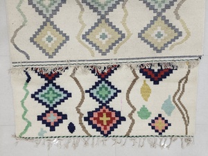 Juego de Alfombras de Lana y Seda Marroquíes Tejidas a Mano de Lujo con Cojines Cuadrados a Juego – Diseño Geométrico Personalizado, Alfombra Suave, Duradera y Única - Product Image 3