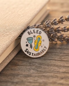 Pin Esmaltado Personalizado 'Bleed Sustainably', Insignia Ecológica para Copa Menstrual, Regalo Sostenible para Activistas del Cero Desperdicio - Product Image 5