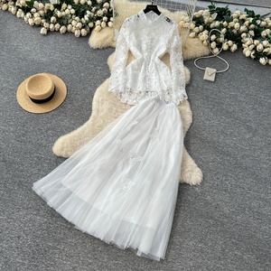 Tenue d'automne <span class=keywords><strong>haut</strong></span> de gamme pour <span class=keywords><strong>femme</strong></span> avec <span class=keywords><strong>haut</strong></span> en dentelle crochet cintrée à la taille + jupe en résille taille haute - Product Image 4