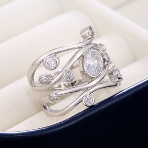Anello Geometrico Curvo con Zirconi per Donne, Gioiello da Dito Creativo ed Elegante - Product Image 5