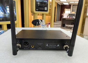 Sistema de micrófono inalámbrico profesional UHF X4 con auriculares de diadema mini True Diversity para presentaciones en escenario - Product Image 6
