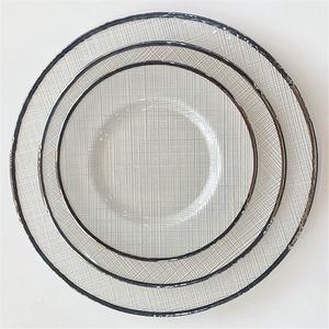 Assiettes décoratives blanches en perles avec bordure argentée pour mariages et événements (vente en gros) - Product Image 1
