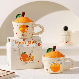 Taza de cerámica naranja con tapa y asa, diseño de dibujos animados, para uso en casa, oficina o como regalo. - Product Image 4