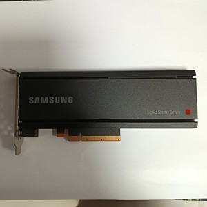 PM1735 3.2TB SSD HHHL PCIE 4.0 MZPLJ3T2HBJR-000M3 Interface PCIe Gen4 Offrant un transfert de données à haute vitesse pour des performances optimales du système - Product Image 4