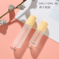 Flacon roll-on de 10 ml pour huile de parfum avec bouchon en bois naturel ou noir, finition mate givrée, anti-fuite, en gros, en stock