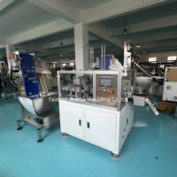 Machine d'assemblage de bouchons de sécurité pour enfants pour bouteilles PET, machine d'assemblage de bouchons en plastique à l'épreuve des enfants et machines à garnir