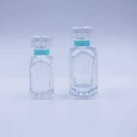 Vente en gros Bouteille de parfum vide de luxe de 30ml 50ml Design unique carré en verre avec pulvérisateur à pompe Emballage en boîte personnalisé transparent