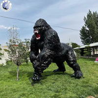Escultura de gorila de resina de fibra de vidrio para exteriores de Venta caliente para Parque de césped al aire libre adornos de animales grandes