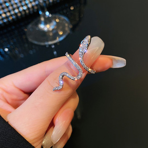 Anello Aperto a Forma di Serpente Scintillante per Donne, Gioiello da Dito Trendy e Alla Moda - Product Image 4